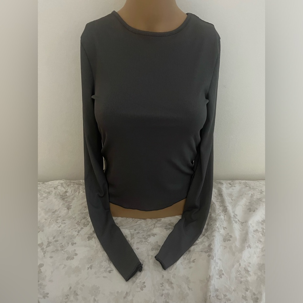 Scoop neck flattering hour glass enhancing gray long sleeve tee